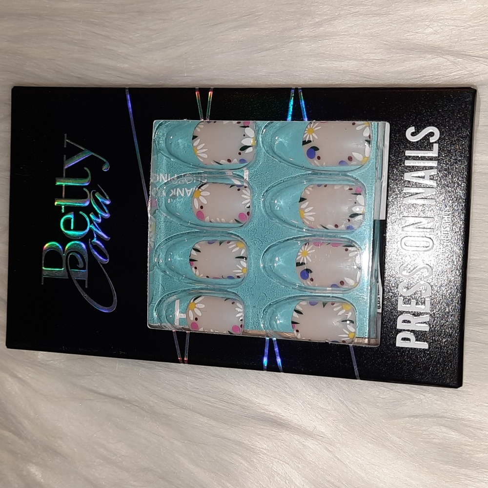 2/10$ NEW floral press on nails reusable by Betty Cora